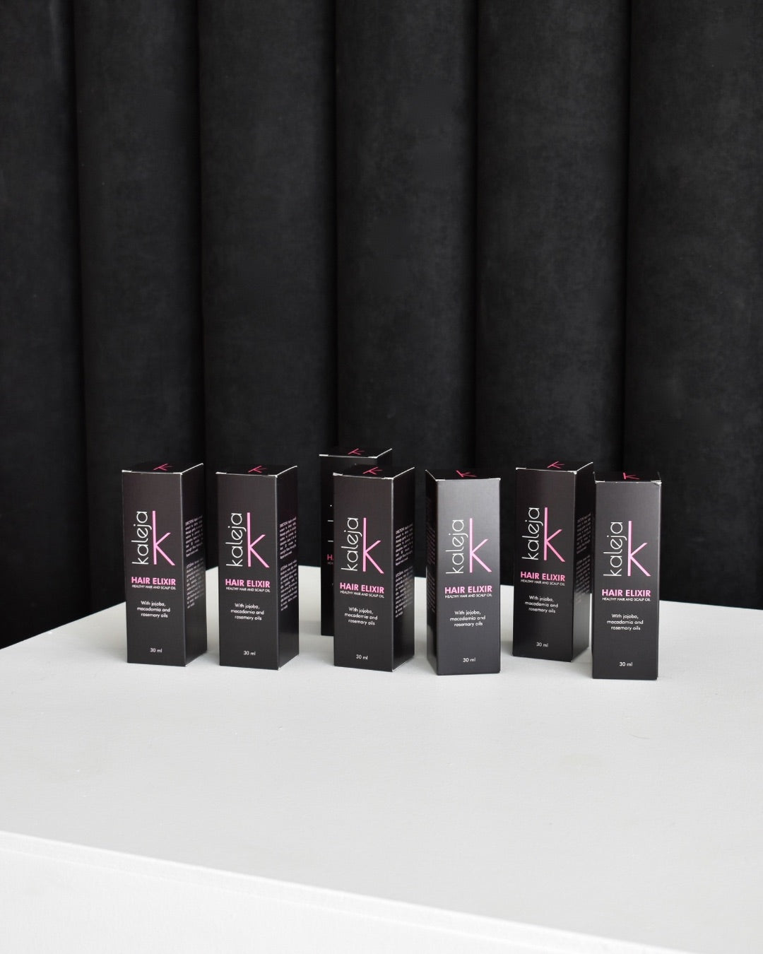 Rozmarīna eļļas iepakojumi fotostudijā uz balta galda