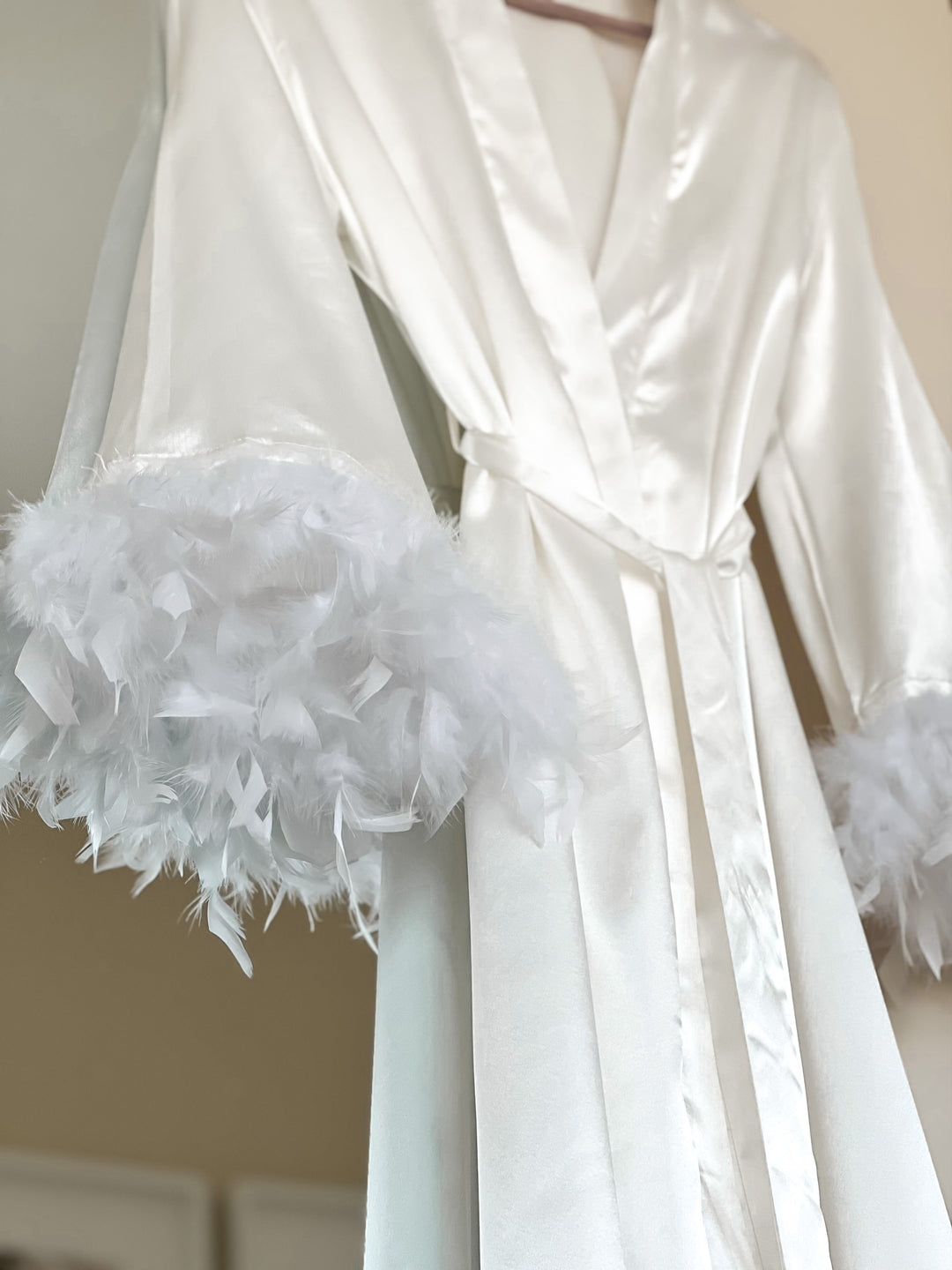 wedding robe, robe with feathers, photoshoot robe, maternity photoshoot, luxury robe, white robe, halāts, halāts ar spalvām, balts halāts, līgavas halāts, kāzu halāts, kaleja silks