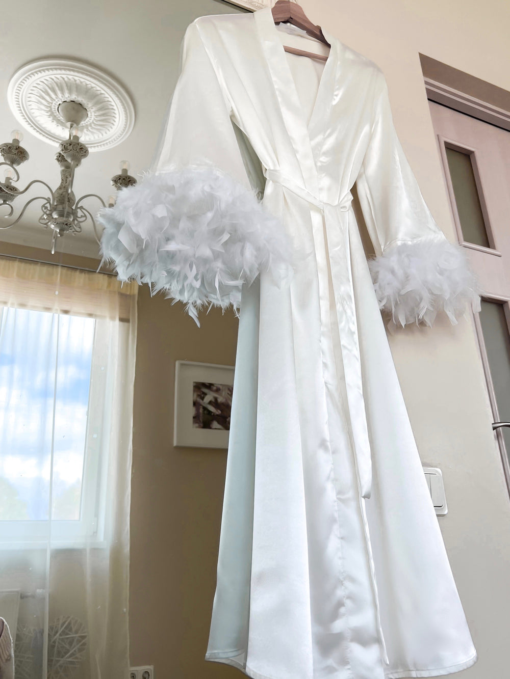 wedding robe, robe with feathers, photoshoot robe, maternity photoshoot, luxury robe, white robe, halāts, halāts ar spalvām, balts halāts, līgavas halāts, kāzu halāts, kaleja silks