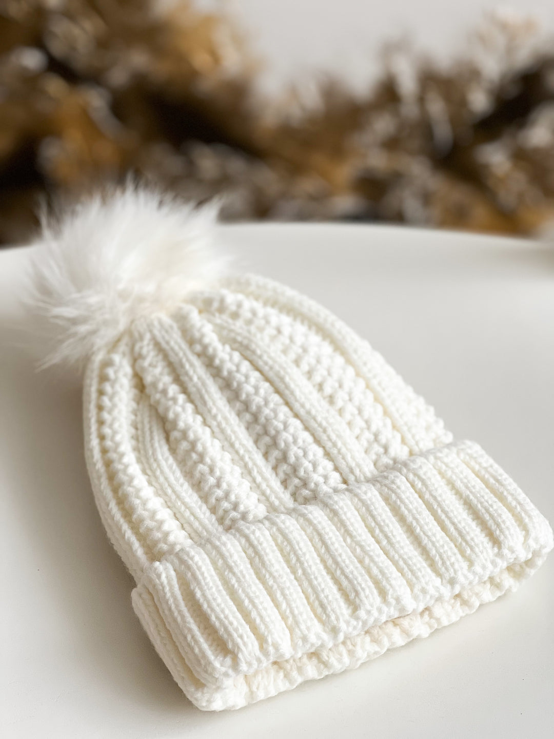 satin lined hat, knitted hat with satin lining, cepure ar satīna oderi, adīta cepure ar satīna oderi, kaleja silks, kaleja store, white, balta