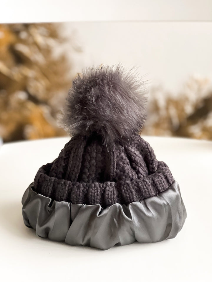 satin lined hat, knitted hat with satin lining, cepure ar satīna oderi, adīta cepure ar satīna oderi, kaleja silks, kaleja store, pelēka, grey