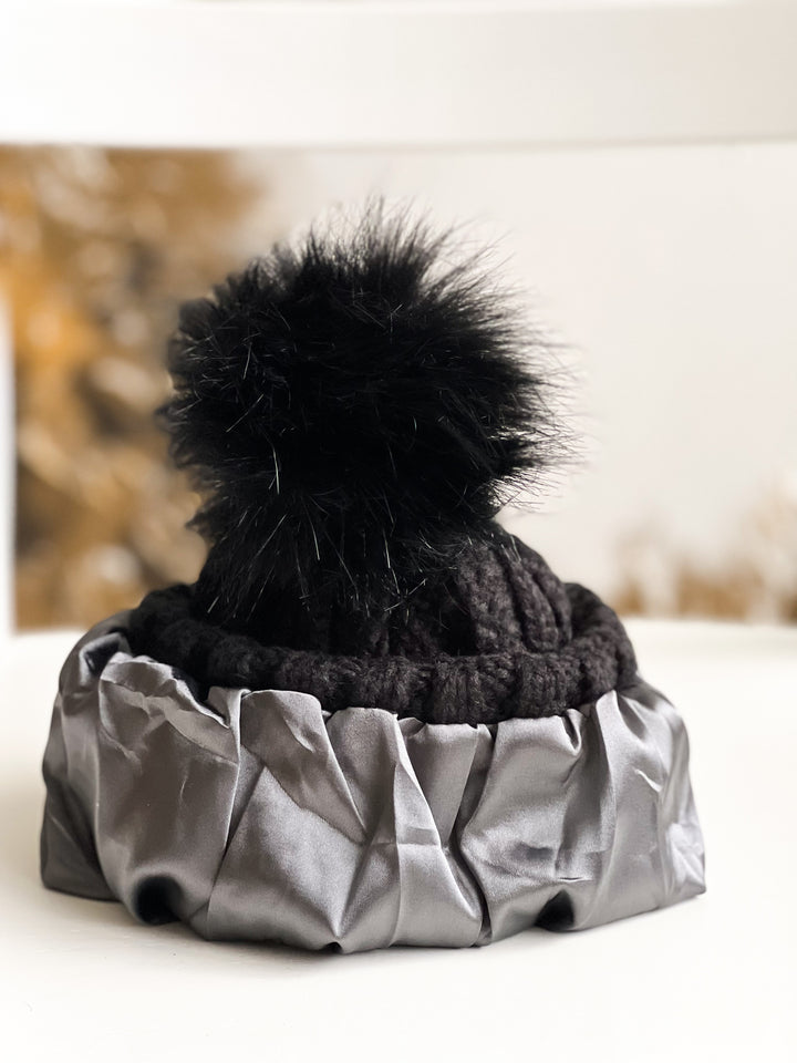 satin lined hat, knitted hat with satin lining, cepure ar satīna oderi, adīta cepure ar satīna oderi, kaleja silks, kaleja store, black, melna