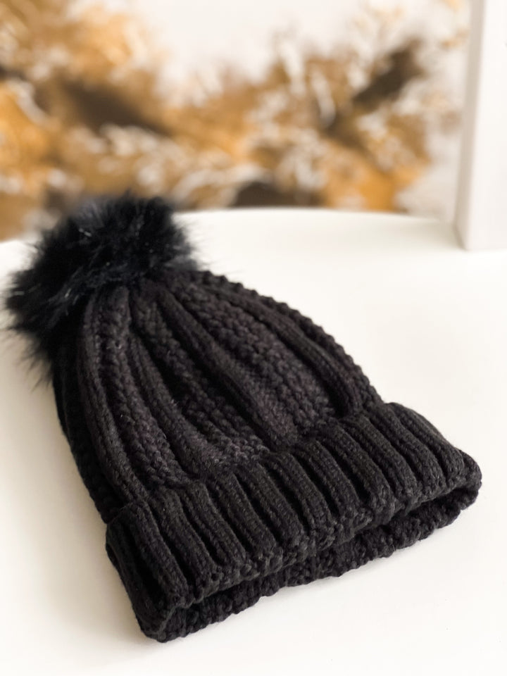 satin lined hat, knitted hat with satin lining, cepure ar satīna oderi, adīta cepure ar satīna oderi, kaleja silks, kaleja store, black, melna
